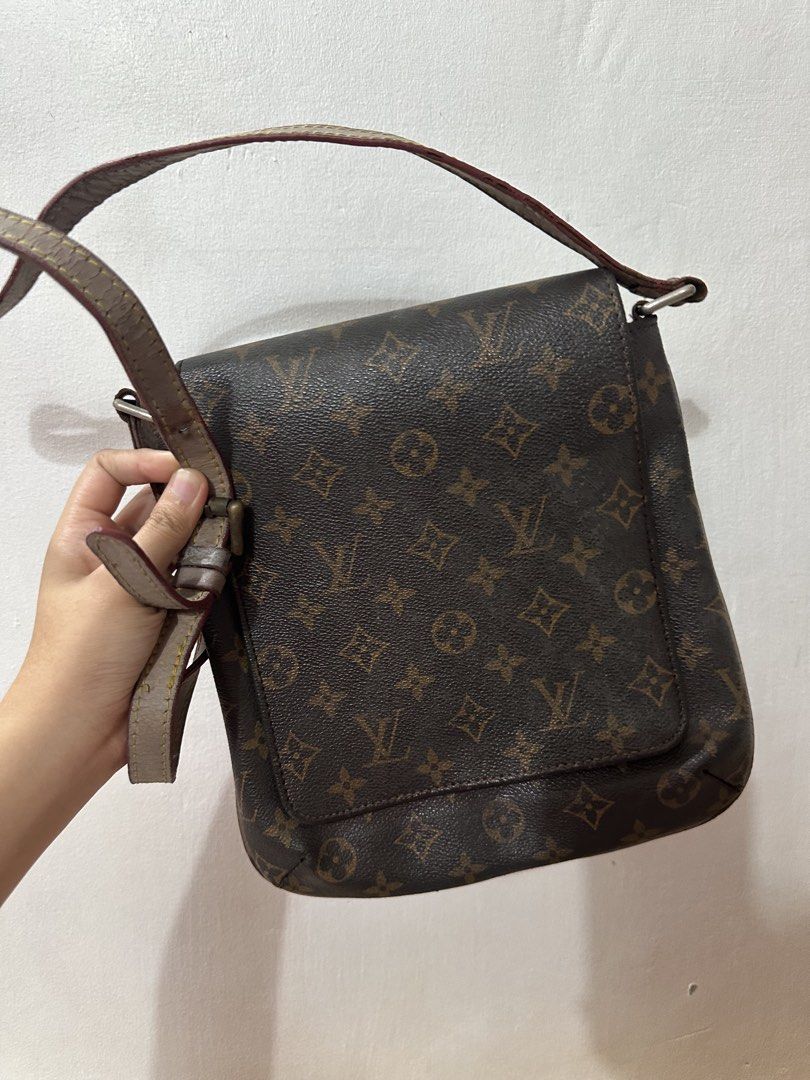 Louis Vuitton Monogram Canvas Crossbody Bag (Category: Luxury Bags & Wallets) located in Cainta. Submitted by juunakerz (Listing ID 1461439842, Image 1). Description: -used, bought sa ukay not sure if authentic but needs cleaning - negotiable BUT CLAIM asap.