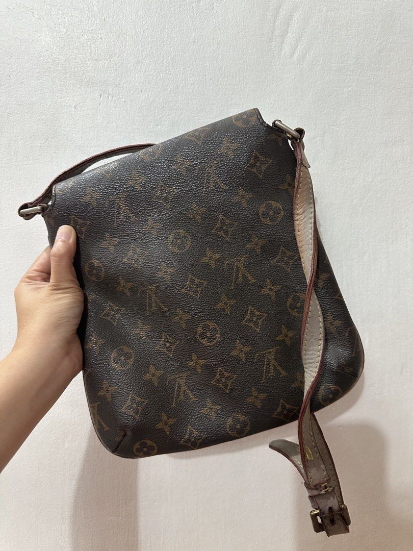 Louis Vuitton Monogram Canvas Crossbody Bag (Category: Luxury Bags & Wallets) located in Cainta. Submitted by juunakerz (Listing ID 1461439842, Image 2). Description: -used, bought sa ukay not sure if authentic but needs cleaning - negotiable BUT CLAIM asap.