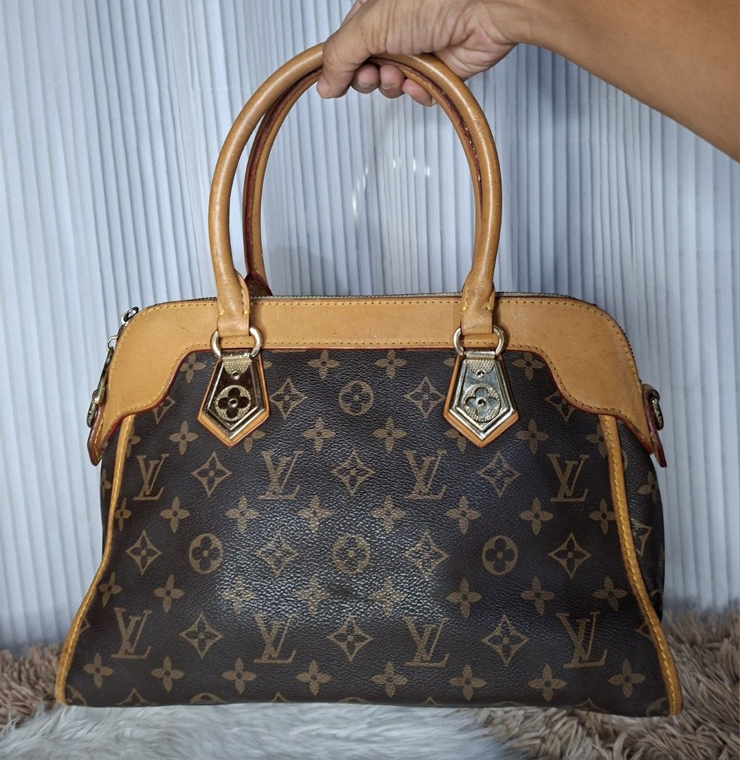 Louis Vuitton Monogram Canvas Speedy Bag (Category: Luxury Bags & Wallets) located in Nabua. Submitted by alasaasche36553 (Listing ID 1461463415, Image 2). Description: - Louis Vuitton Speedy Bag - Classic Monogram Canvas - Tan Leather Trim and Handles - Zipper Closure - Interior: 1 Zippered Pocket, 2 Slip Pockets - Gold-Tone Hardware - Ideal for Everyday Use.