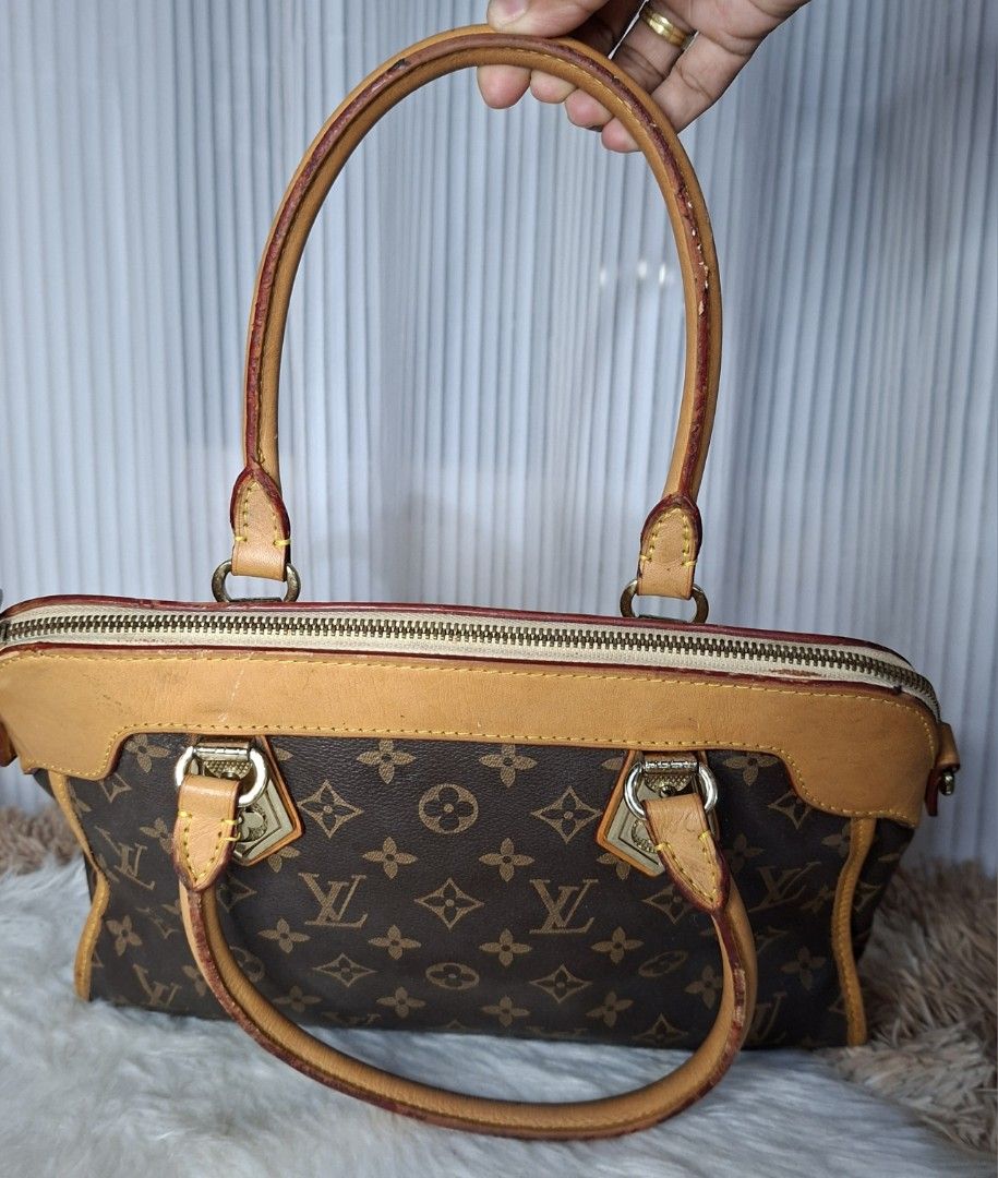 Louis Vuitton Monogram Canvas Speedy Bag (Category: Luxury Bags & Wallets) located in Nabua. Submitted by alasaasche36553 (Listing ID 1461463415, Image 3). Description: - Louis Vuitton Speedy Bag - Classic Monogram Canvas - Tan Leather Trim and Handles - Zipper Closure - Interior: 1 Zippered Pocket, 2 Slip Pockets - Gold-Tone Hardware - Ideal for Everyday Use.