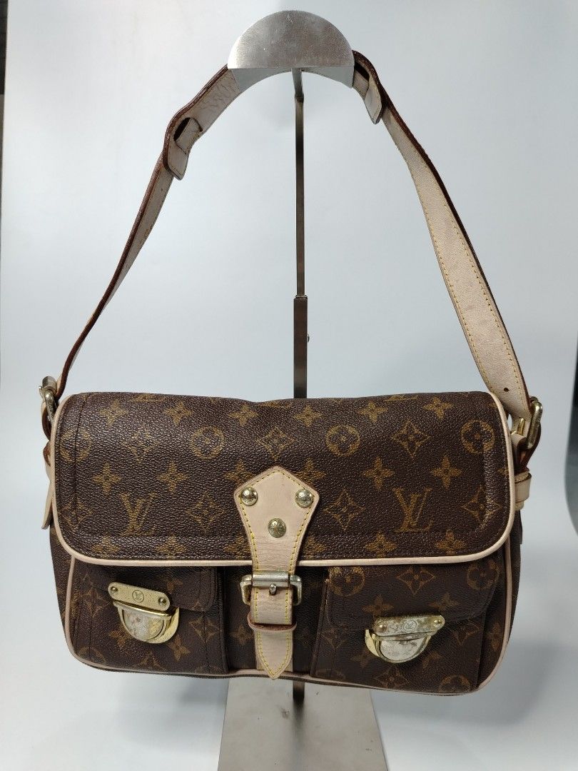 Louis vuitton monogram hudson bag (Category: Luxury Bags & Wallets) located in San Carlos. Submitted by fashiondesancarlos05 (Listing ID 1461328911, Image 1). Description: Needs cleaning Needs restoration.