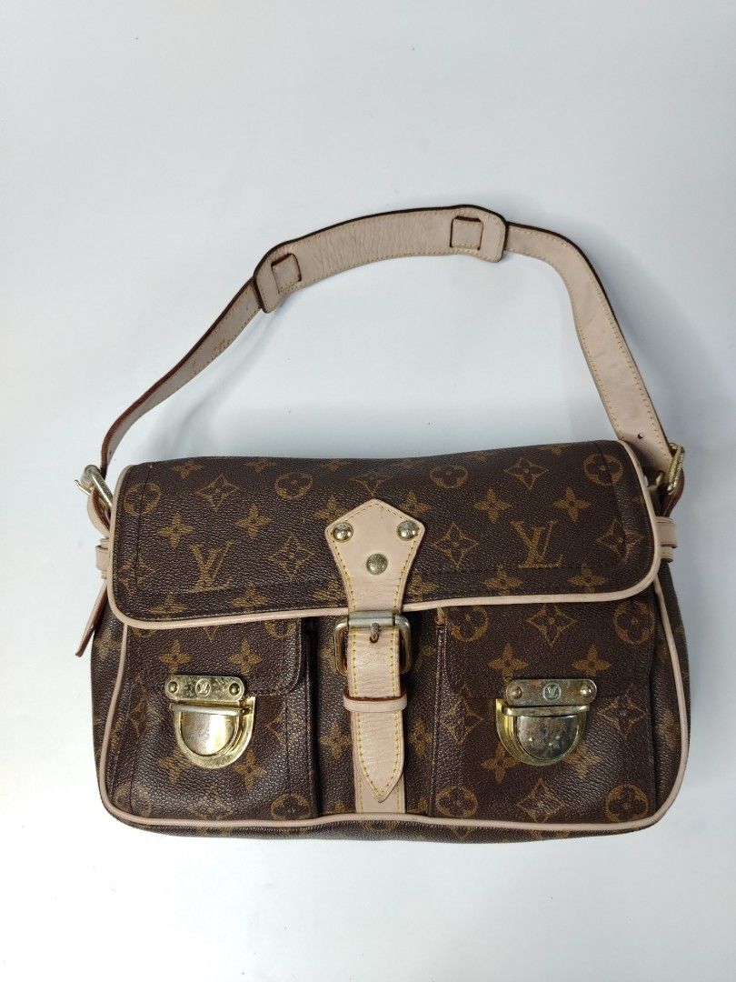Louis vuitton monogram hudson bag (Category: Luxury Bags & Wallets) located in San Carlos. Submitted by fashiondesancarlos05 (Listing ID 1461328911, Image 2). Description: Needs cleaning Needs restoration.