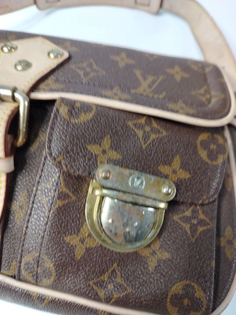 Louis vuitton monogram hudson bag (Category: Luxury Bags & Wallets) located in San Carlos. Submitted by fashiondesancarlos05 (Listing ID 1461328911, Image 3). Description: Needs cleaning Needs restoration.