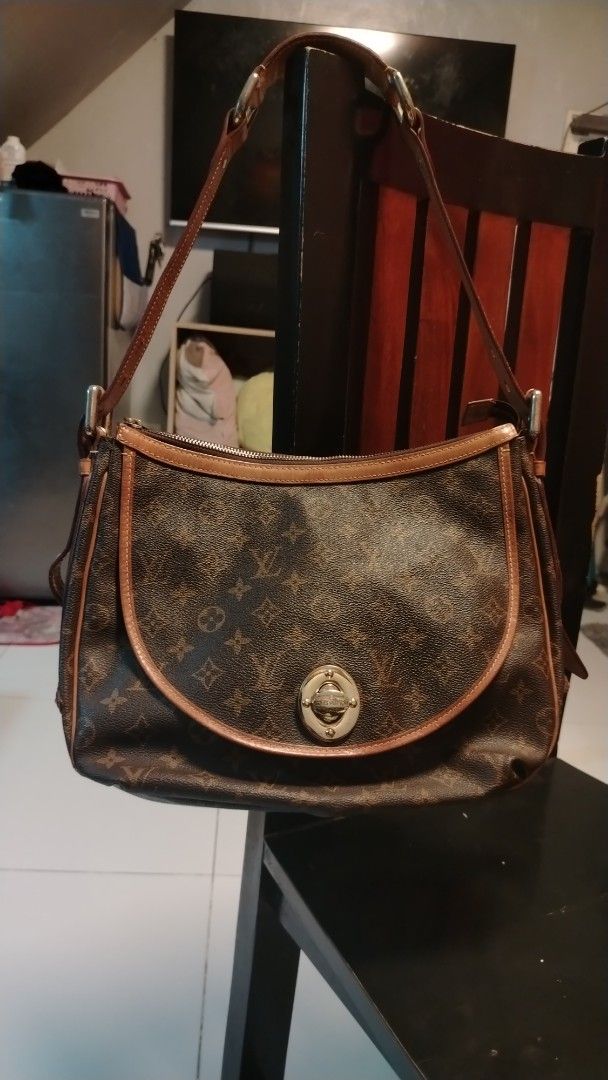 Louis Vuitton Monogram Shoulder Bag (Category: Luxury Bags & Wallets) located in Manila. Submitted by wildwind_73f77a (Listing ID 1461492583, Image 1). Description: - Classic Louis Vuitton shoulder bag - Monogram canvas with leather trim - Secure turn-lock closure - Strap with embossed Louis Vuitton logo - Spacious interior, ideal for everyday use.