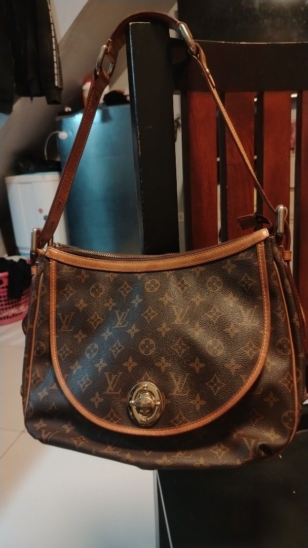 Louis Vuitton Monogram Shoulder Bag (Category: Luxury Bags & Wallets) located in Manila. Submitted by wildwind_73f77a (Listing ID 1461492583, Image 2). Description: - Classic Louis Vuitton shoulder bag - Monogram canvas with leather trim - Secure turn-lock closure - Strap with embossed Louis Vuitton logo - Spacious interior, ideal for everyday use.