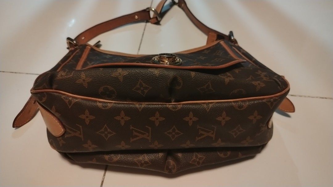 Louis Vuitton Monogram Shoulder Bag (Category: Luxury Bags & Wallets) located in Manila. Submitted by wildwind_73f77a (Listing ID 1461492583, Image 3). Description: - Classic Louis Vuitton shoulder bag - Monogram canvas with leather trim - Secure turn-lock closure - Strap with embossed Louis Vuitton logo - Spacious interior, ideal for everyday use.