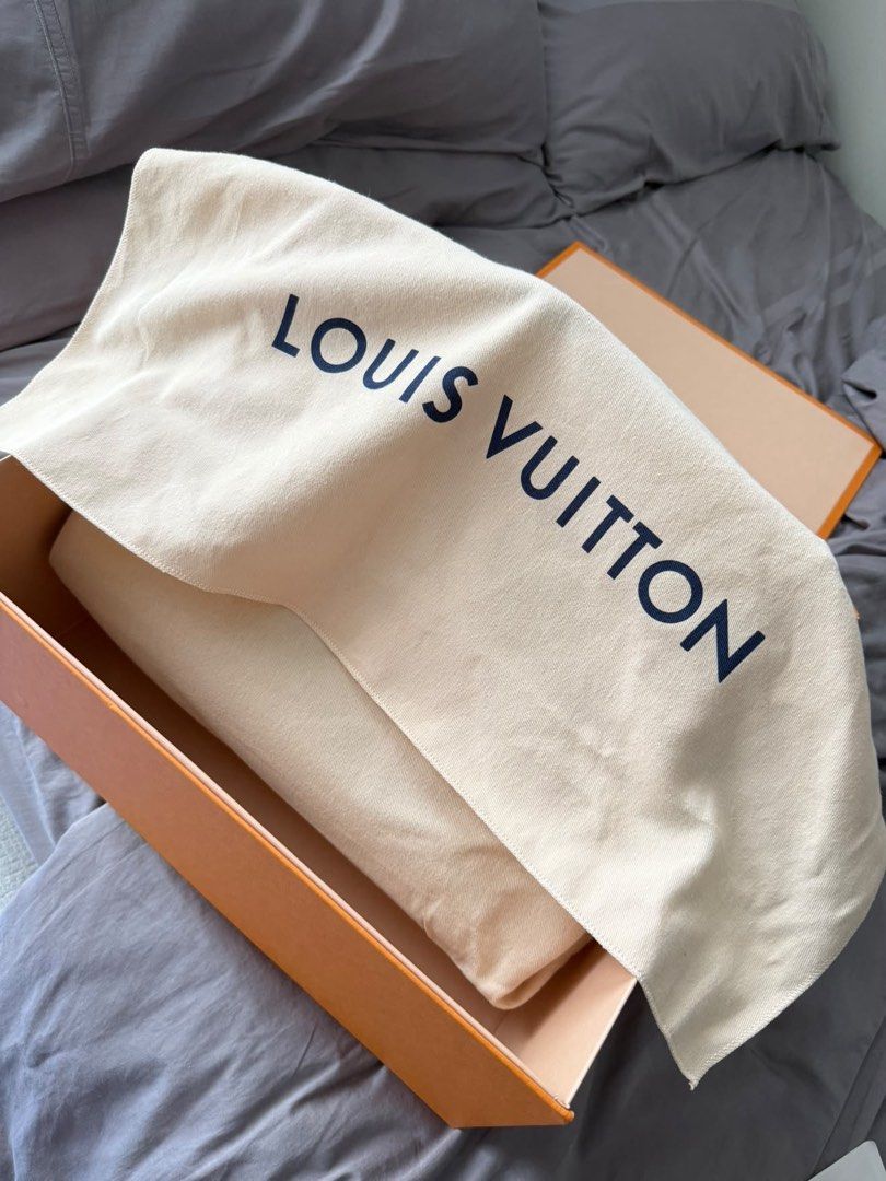 Louis Vuitton Pre-Owned OnTheGo MM Monogram Empreinte (Category: Luxury Bags & Wallets) located in Mandaluyong City. Submitted by vmerck01 (Listing ID 1461446385, Image 3). Description: This pre-owned Louis Vuitton OnTheGo MM is an excellent choice for someone looking for a sophisticated, structured luxury tote that combines everyday functionality with the understated elegance of Monogram Empreinte embossed leather. The spacious interior provides
