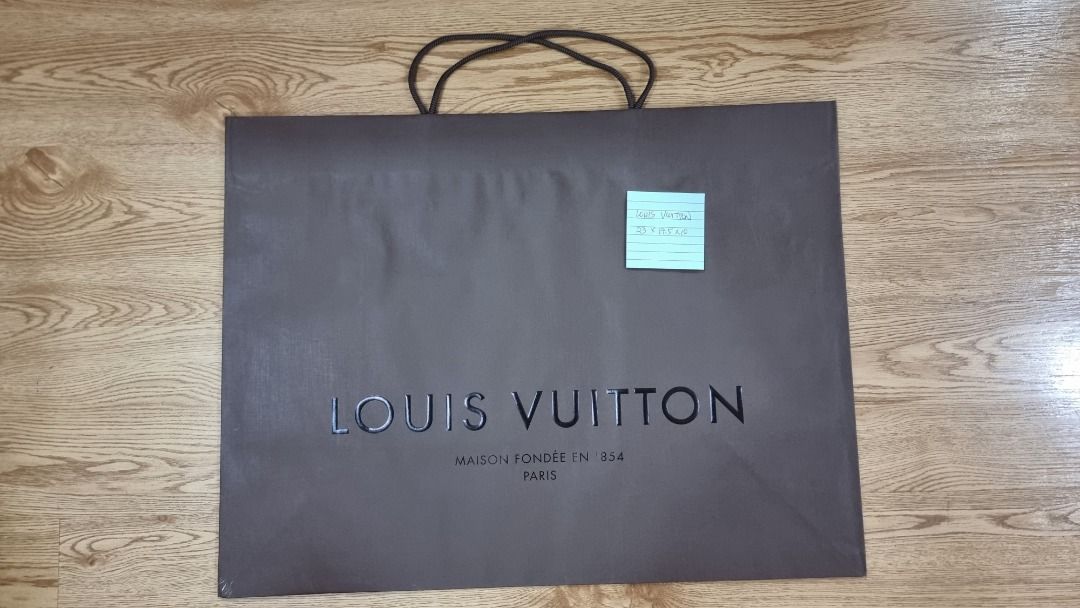 Louis Vuitton Shopping Bag (Category: Luxury Bags & Wallets) located in Paranaque City. Submitted by olxph_668280920 (Listing ID 1461489997, Image 1). Description: - Authentic Louis Vuitton paper shopping bag - "Maison fondée en 1854 Paris" branding - Approximate dimensions: 25.5cm (L) x 17.5cm (H) x 6cm (W) - Perfect for storage or carrying small items.