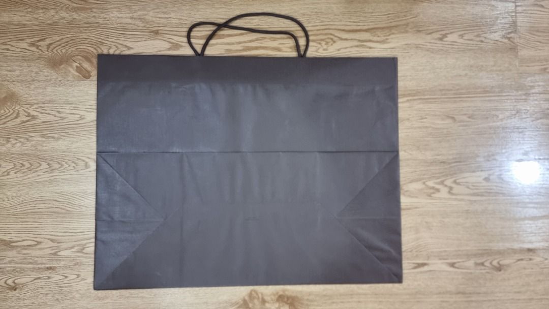 Louis Vuitton Shopping Bag (Category: Luxury Bags & Wallets) located in Paranaque City. Submitted by olxph_668280920 (Listing ID 1461489997, Image 2). Description: - Authentic Louis Vuitton paper shopping bag - "Maison fondée en 1854 Paris" branding - Approximate dimensions: 25.5cm (L) x 17.5cm (H) x 6cm (W) - Perfect for storage or carrying small items.
