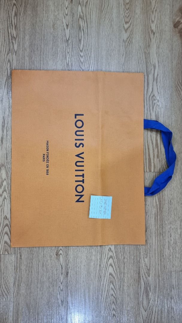 Louis Vuitton Shopping Bag (Category: Luxury Bags & Wallets) located in Paranaque City. Submitted by olxph_668280920 (Listing ID 1461490432, Image 1). Description: - Authentic Louis Vuitton shopping bag - Maison fondée en 1854 Paris - Dimensions: 33 x 15 x 10 cm - Features blue handles - Ideal for storing or gifting LV purchases.