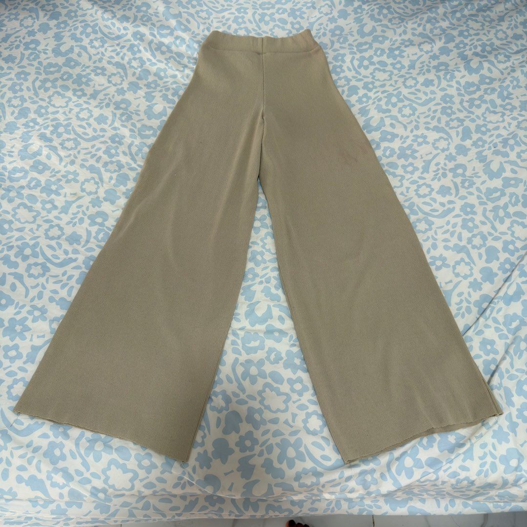 Lounge wear Pants (Category: Other Bottoms) located in Manila. Submitted by declutters.wrdrb (Listing ID 1461392289, Image 1). Description: Size 25-30.