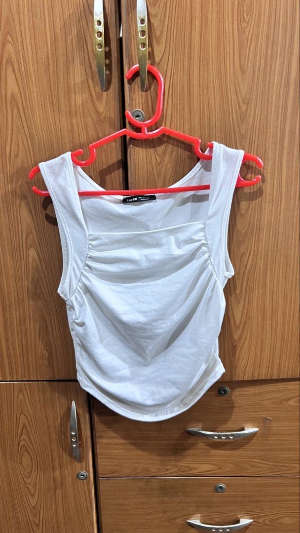 Lovito White Ruched Square Neck Tank Top Size S (Category: Sleeveless) located in Manila. Submitted by ponyows (Listing ID 1461405206, Image 1). Description: mop: gcash/bpi mod:lalamove /j&t location: sampaloc manila no return & refund.