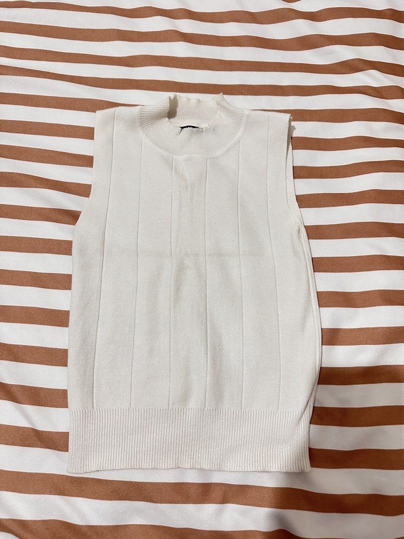 Lovito White sleeveless Top (Category: Sleeveless) located in Valenzuela. Submitted by shopbychacha (Listing ID 1461393091, Image 1). Description: Lovito white sleeveless top Can fit from XS to S.