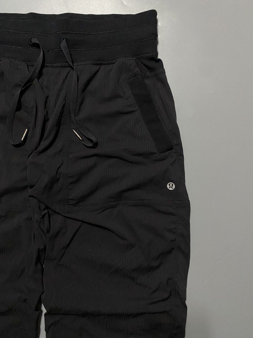 Lululemon Black Striped Ruched Athletic Pants (Category: Other Bottoms) located in Manila. Submitted by delunakenn94368 (Listing ID 1461537646, Image 2). Description: .