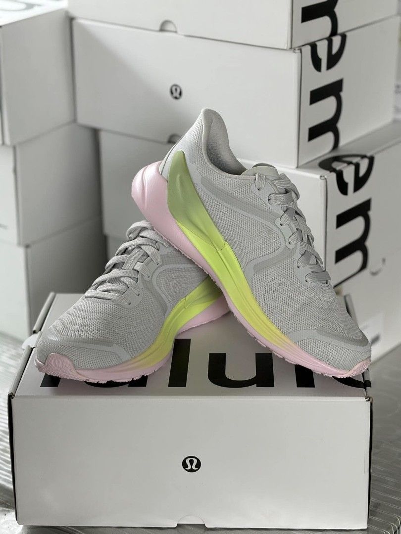 Lululemon W Blissfeel Run 2 (Category: Sneakers) located in General Mariano Alvarez. Submitted by iamnotjen (Listing ID 1461385014, Image 1). Description: US 8.5 UK 7 EU 40.5 CM 25 Authentic with box From Dubai free sf.