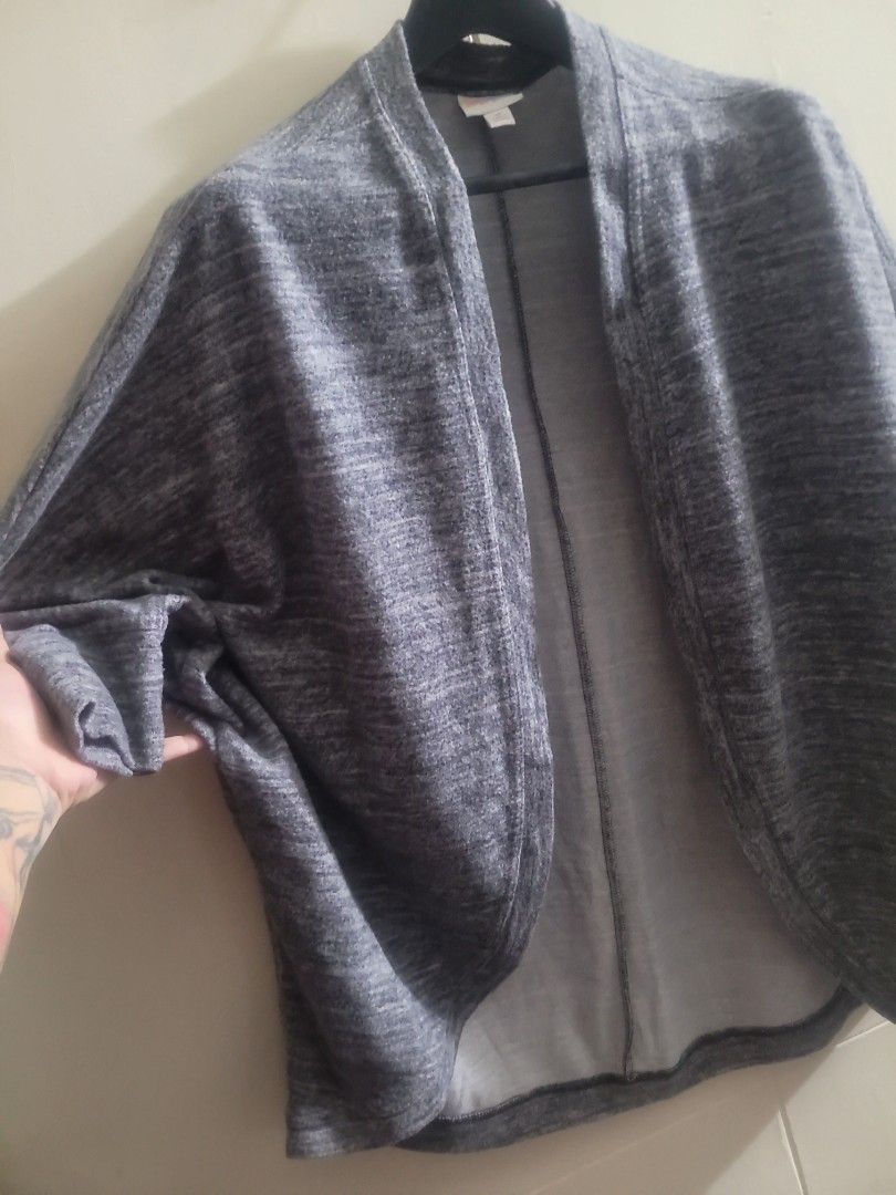 Luluroe US Cardigan (Category: Coats, Jackets and Outerwear) located in Los Banos. Submitted by lopecruz (Listing ID 1461463534, Image 2). Description: runs S to M frame like new Condition.