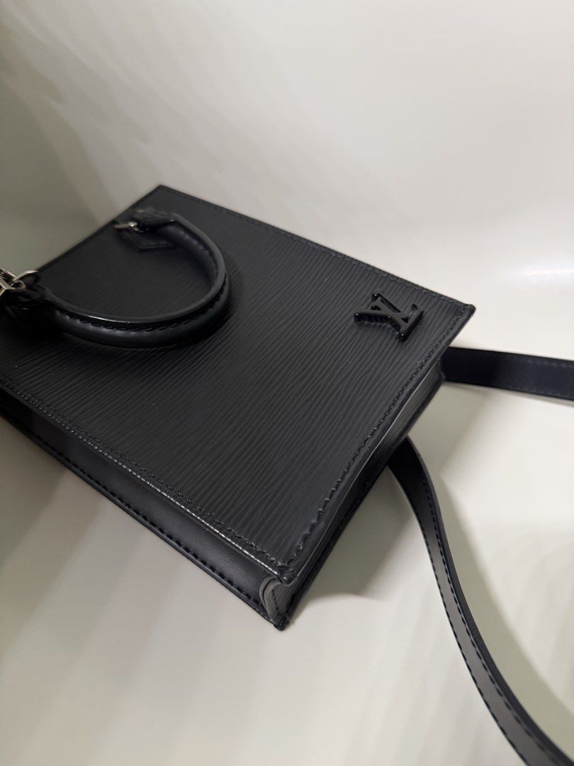 LV Epi Sac Plat Vertical 手袋 （分類：手袋及銀包）位於 Hong Kong。 由 yleunggg 提交（商品編號 1461196181，圖片 3）。簡介： 有盒 LV Epi Sac Plat Vertical 手袋黑色 。