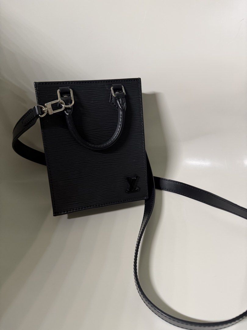 LV Epi Sac Plat Vertical 手袋 （分類：手袋及銀包）位於 Hong Kong。 由 yleunggg 提交（商品編號 1461196181，圖片 1）。簡介： 有盒 LV Epi Sac Plat Vertical 手袋黑色 。