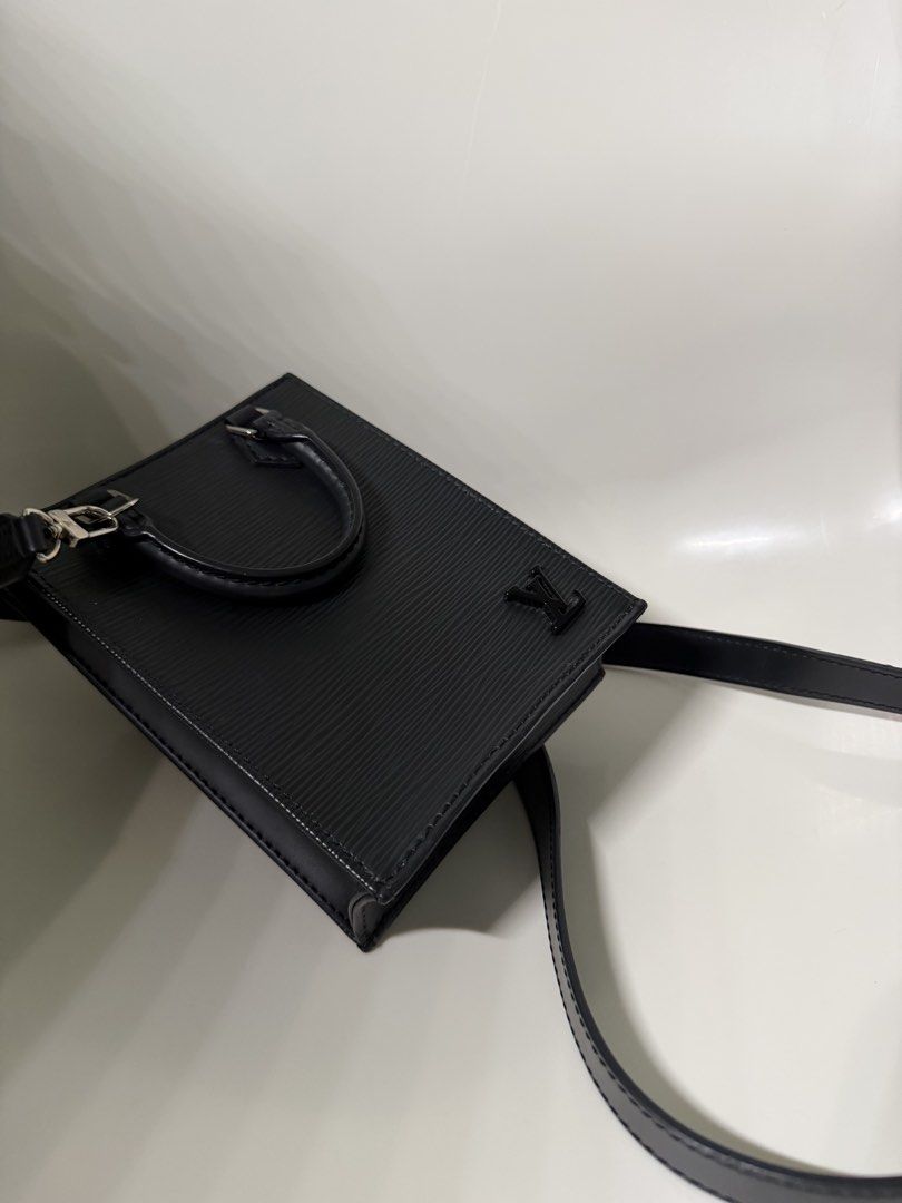 LV Epi Sac Plat Vertical 手袋 （分類：手袋及銀包）位於 Hong Kong。 由 yleunggg 提交（商品編號 1461196181，圖片 2）。簡介： 有盒 LV Epi Sac Plat Vertical 手袋黑色 。