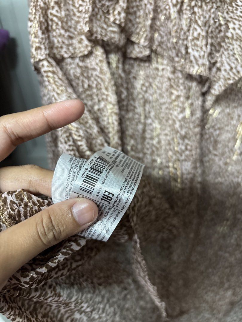 Mango (Category: Blouses) located in Johor Bahru. Submitted by prelovedbymanes (Listing ID 1461479547, Image 3). Description: Baggy.