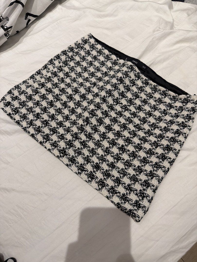 Mango Houndstooth Tweed Mini Skirt (Category: Skirts) located in Taguig. Submitted by gabgabie (Listing ID 1461491009, Image 1). Description: - Classic black and white houndstooth pattern - Textured tweed fabric for a premium feel - Estimated size S/XS - Versatile: perfect for dressing up or down - Convenient side zip closure.