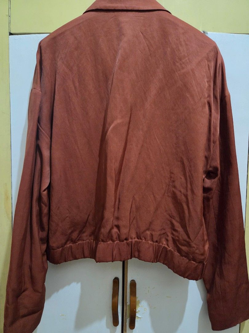 Mango Linen-blend Jacket (Category: Coats, Jackets and Outerwear) located in Paranaque City. Submitted by mauandchelliedeclutters (Listing ID 1461505727, Image 3). Description: -Linen mix -Shirt collar. -Two side pockets -Front zip closure -Inner lining -Bought online at Mango official website SIZE - M RFS: impulse buy; owns too many jackets 😫.