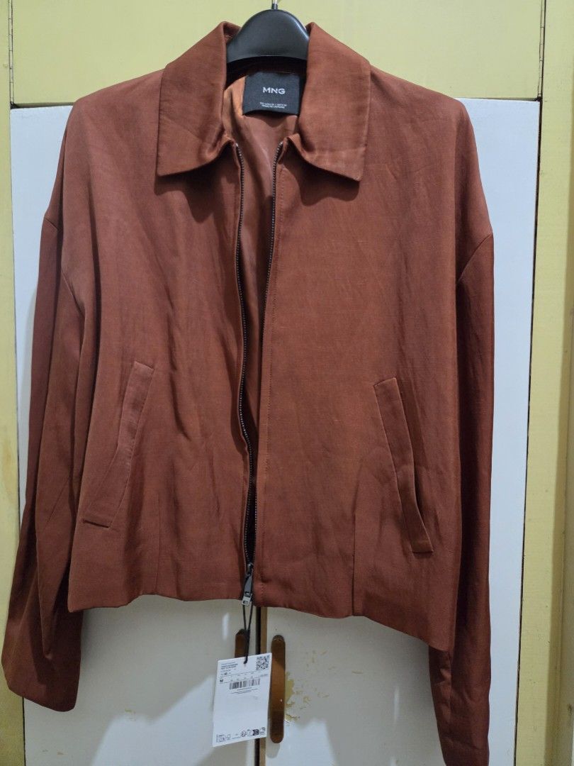 Mango Linen-blend Jacket (Category: Coats, Jackets and Outerwear) located in Paranaque City. Submitted by mauandchelliedeclutters (Listing ID 1461505727, Image 2). Description: -Linen mix -Shirt collar. -Two side pockets -Front zip closure -Inner lining -Bought online at Mango official website SIZE - M RFS: impulse buy; owns too many jackets 😫.