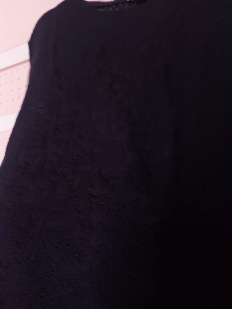 Mango Navy Floral Knit Tunic Top (Category: Sleeveless) located in Paranaque City. Submitted by peppita (Listing ID 1461345365, Image 2). Description: Navy floral knit tunic top S on tag but fits up to XL Width: 21.5in Length (Front): 24in Length (Back): 30in 🌺 LAST PRICE POSTED UNLESS YOU BUY 2 OR MORE ITEMS 🌺 No Sh0pee checkout 🌺 No when worn photos unless already posted 🌺 2 day reservation only 🌺 MOP: GCash, Maya, UB, BPI Zara H&M Stradiv
