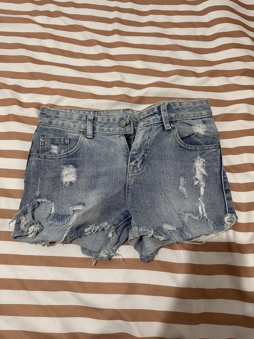 Maong Short (Category: Shorts) located in Valenzuela. Submitted by shopbychacha (Listing ID 1461389500, Image 1). Description: Maong Short Can fit from XS to S Size 25.
