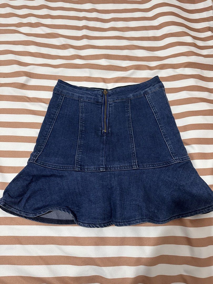 Maong Skirt (Category: Skirts) located in Valenzuela. Submitted by shopbychacha (Listing ID 1461380597, Image 1). Description: Maong Skirt Can fit from XS to S.