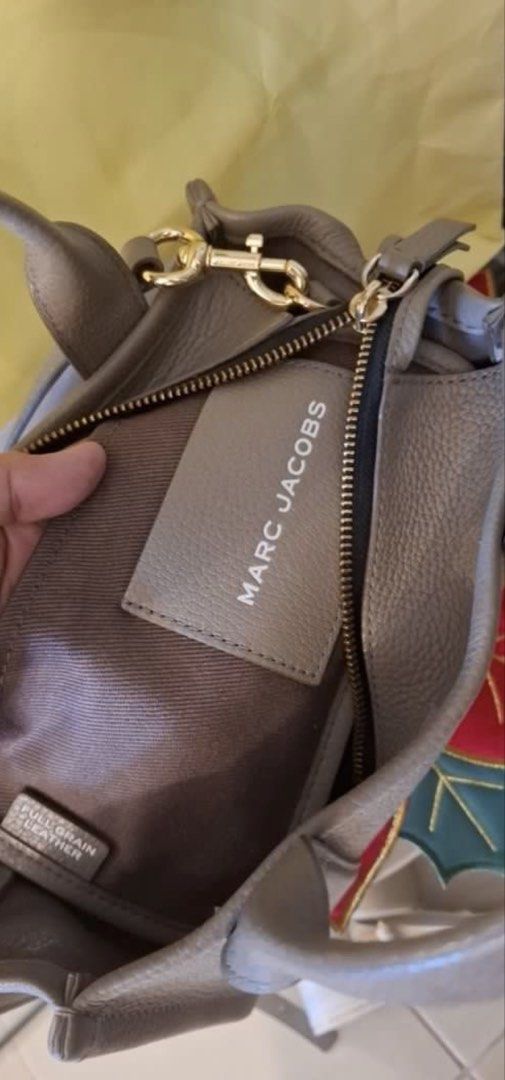 Marc Jacobs (Category: Shoulder Bags) located in Makati City. Submitted by pm.arg23 (Listing ID 1461427422, Image 2). Description: Marc Jacobs Tote Bag Well Used with extra strap.