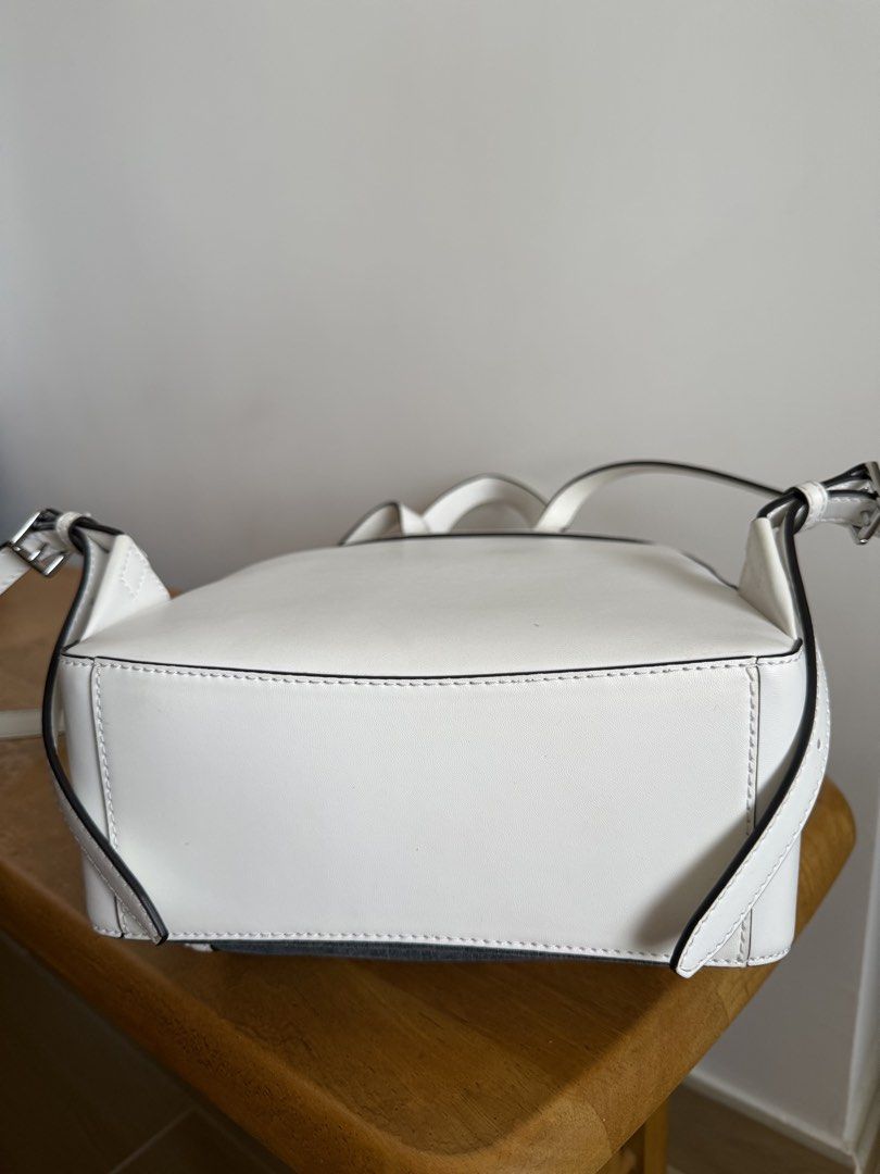Marc Jacobs backpack 背囊(30 cm x 23 cm) （分類：背囊）位於 Hong Kong。 由 ccdvcpl 提交（商品編號 1461334553，圖片 5）。簡介： 。