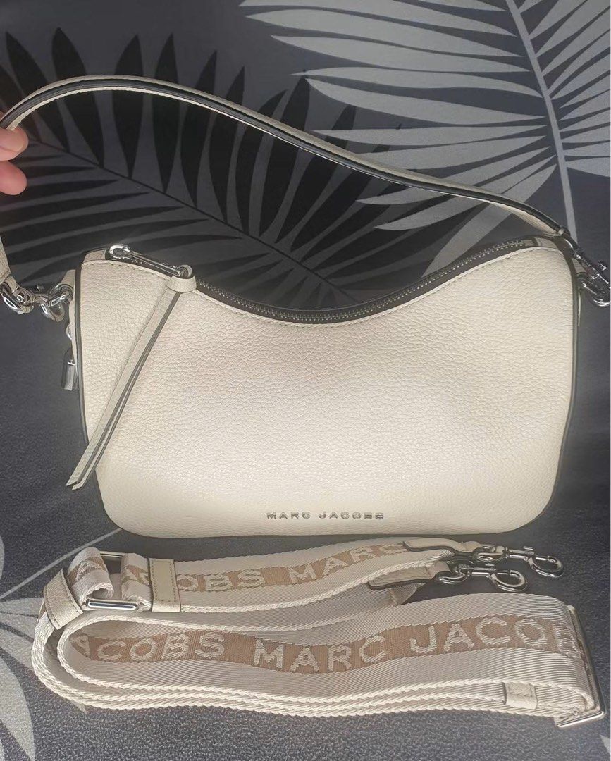 Marc Jacobs Cream Leather Shoulder Bag with Logo Strap (Category: Luxury Bags & Wallets) located in Santiago. Submitted by laraeavonna (Listing ID 1461441732, Image 1). Description: - Authentic Marc Jacobs cream leather shoulder bag - Features a beautiful pebbled leather texture - Secure zipper closure - Elegant silver hardware details - Includes a detachable logo strap for versatile styling - Ideal as a stylish everyday bag.