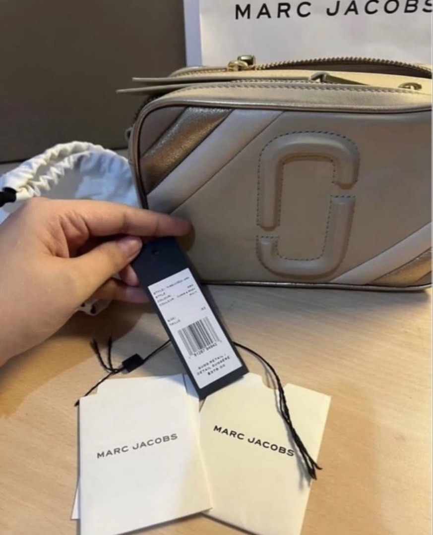 Marc Jacobs Motoshot 21 Camera Bag Original (Category: Luxury Bags & Wallets) located in Muntinlupa City. Submitted by myles29 (Listing ID 1461514533, Image 2). Description: Original like new Complete inclusions kung ano nkapost yan po ksama super mura na po yan nabili ko sya 18k .