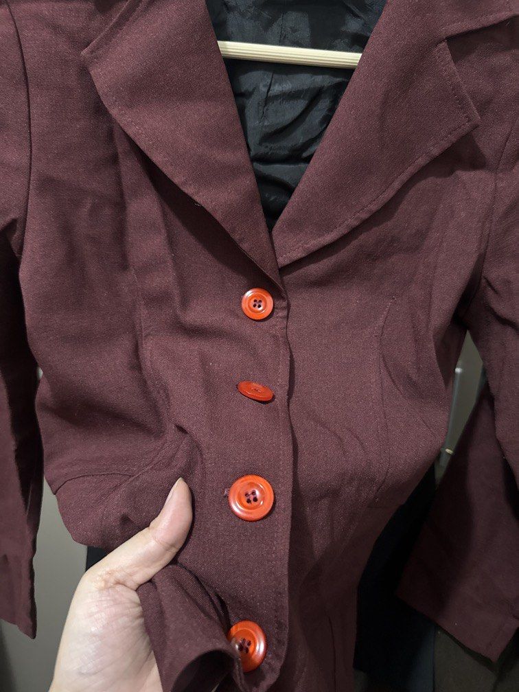 Maroon Blazer (Category: Coats, Jackets and Outerwear) located in Mexico. Submitted by studioleraph (Listing ID 1461469729, Image 2). Description: 🛍️ Perfect for your personal wardrobe or reseller business 🫶 👗 The actual item being sold is the original garment shown in the product photos. Small differences in fit, drape, color, texture, or details may occur. 💌 Condition: • Preloved; Please wash the items before wearing. • Please manage expect