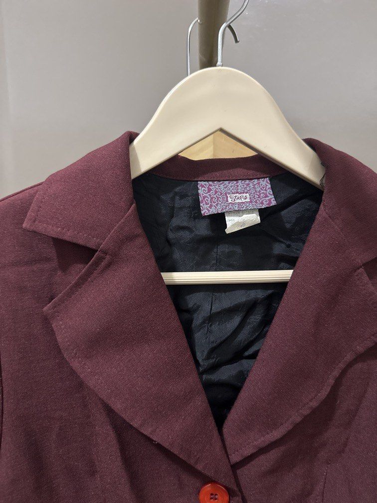 Maroon Blazer (Category: Coats, Jackets and Outerwear) located in Mexico. Submitted by studioleraph (Listing ID 1461469729, Image 3). Description: 🛍️ Perfect for your personal wardrobe or reseller business 🫶 👗 The actual item being sold is the original garment shown in the product photos. Small differences in fit, drape, color, texture, or details may occur. 💌 Condition: • Preloved; Please wash the items before wearing. • Please manage expect