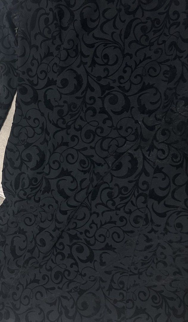 MAX&Co (Category: Dresses) located in Davao. Submitted by sart0ria85 (Listing ID 1461538540, Image 3). Description: This baroque couture printed black LBD with sleeves is perfect with velvety black prints. 100% POLYESTER MADE IN ITALY 🇮🇹 MEDIUM. Size 6 EXCELLENT CONDITION (92/100).
