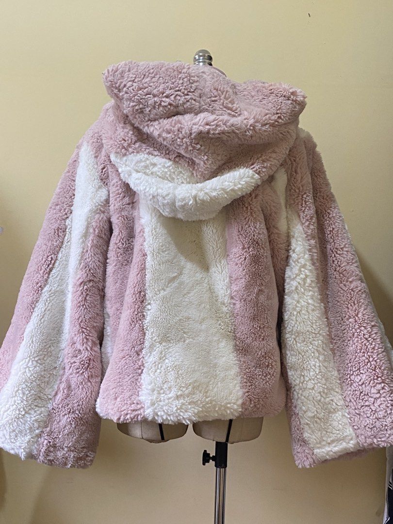 Oversized fur hoodie (Category: Coats, Jackets and Outerwear) located in Pasig City. Submitted by viktonline (Listing ID 1461425951, Image 3). Description: CUSTOM MADE COAT .