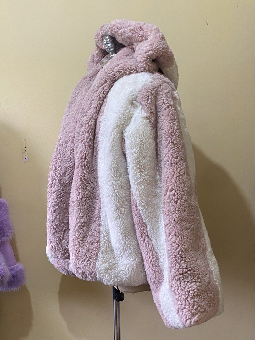 Oversized fur hoodie (Category: Coats, Jackets and Outerwear) located in Pasig City. Submitted by viktonline (Listing ID 1461425951, Image 2). Description: CUSTOM MADE COAT .