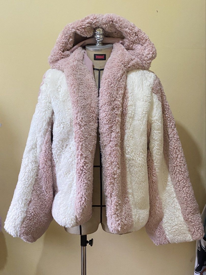Oversized fur hoodie (Category: Coats, Jackets and Outerwear) located in Pasig City. Submitted by viktonline (Listing ID 1461425951, Image 1). Description: CUSTOM MADE COAT .
