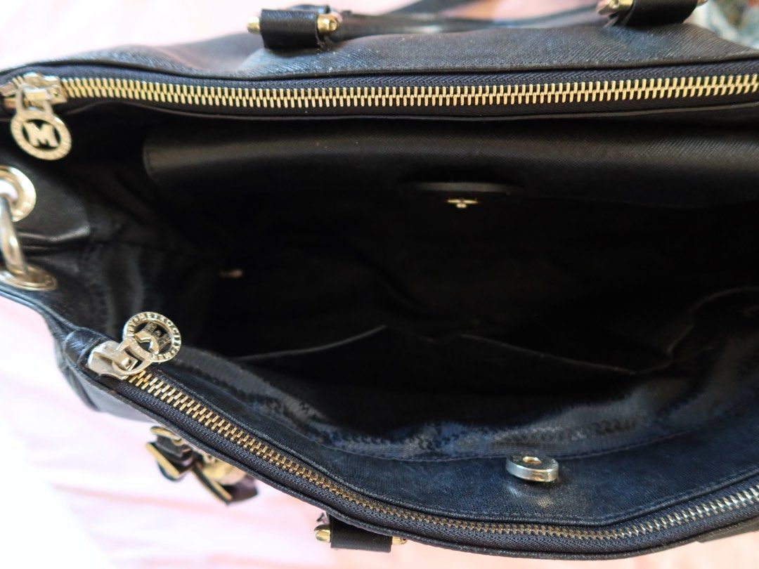 METROCITY Black Leather Satchel Handbag (Category: Shoulder Bags) located in Pasig City. Submitted by simplylizzy (Listing ID 1461336483, Image 3). Description: - METROCITY black leather satchel bag - Secure top zip closure - Multiple interior compartments for organization - Detachable ID holder and tassel charm included - Stylish gold hardware details - Spacious design for daily essentials.