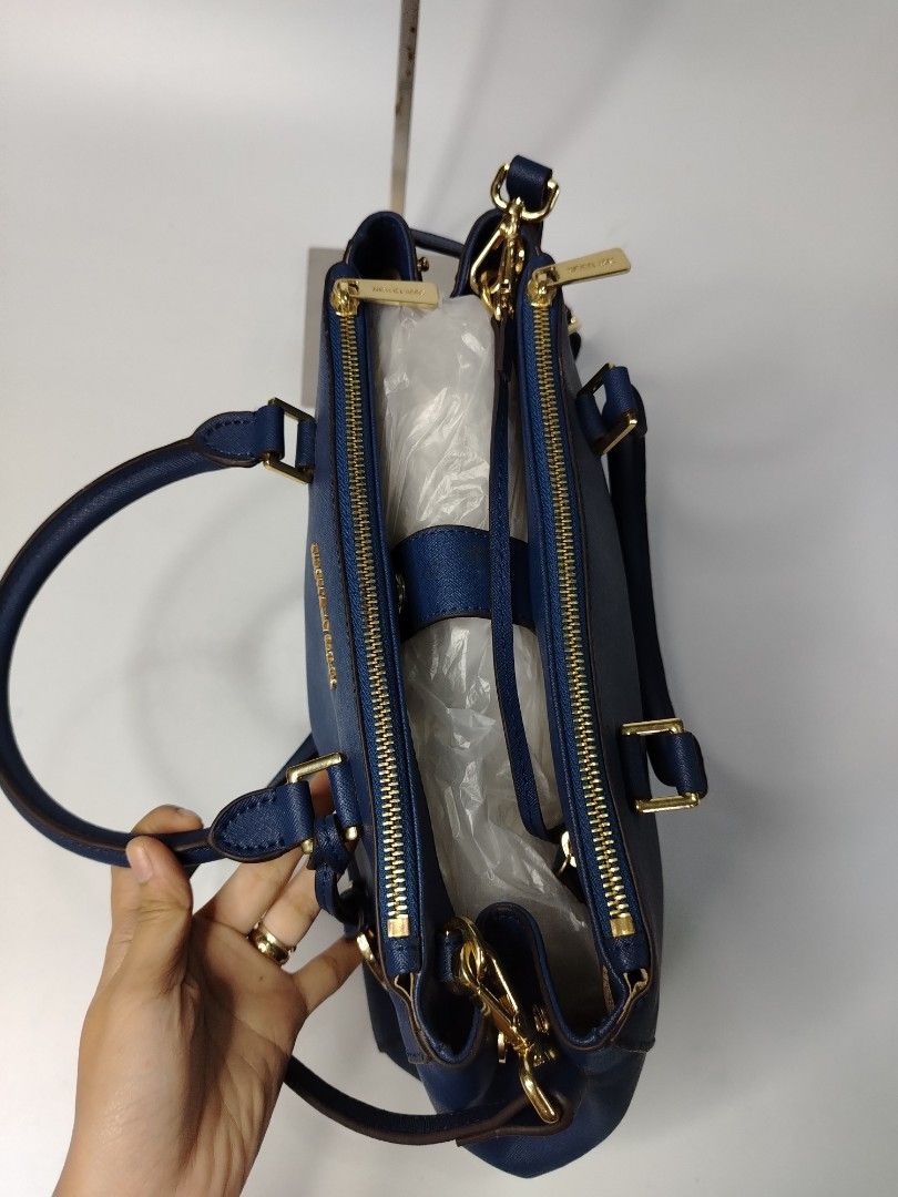 Michael kors/ MK Handbag (Category: Luxury Bags & Wallets) located in San Carlos. Submitted by fashiondesancarlos05 (Listing ID 1461327853, Image 3). Description: .