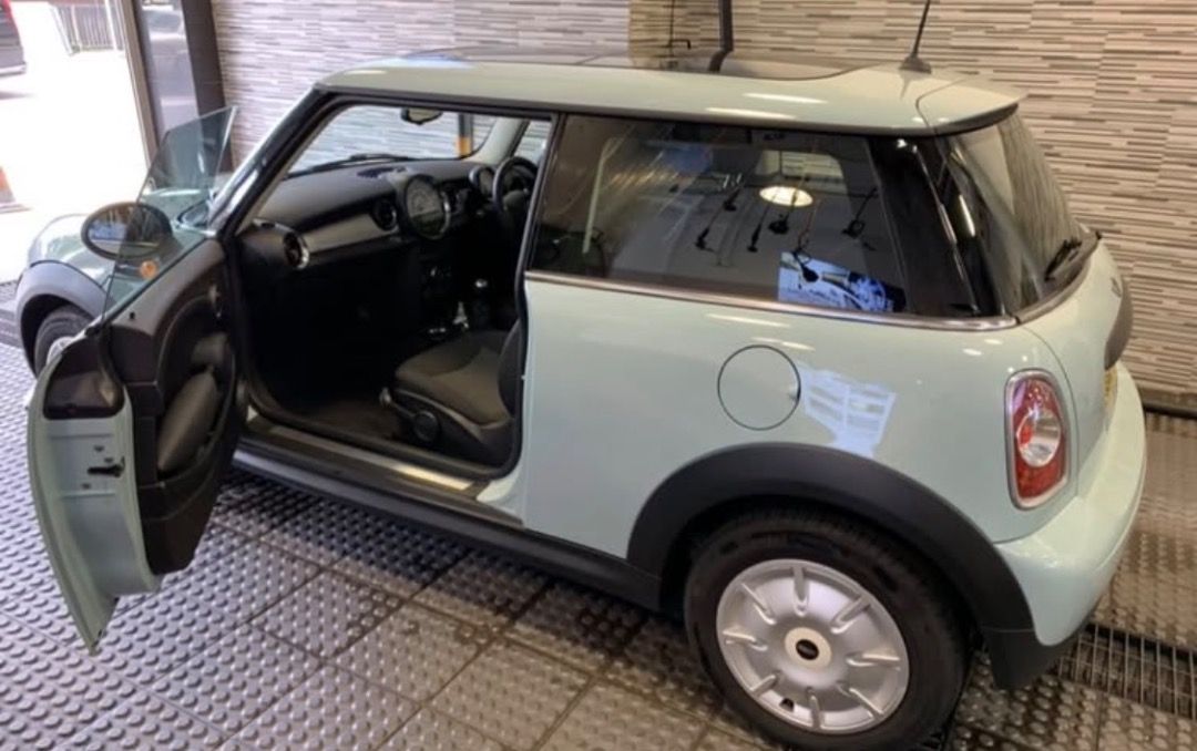 MINI One 1.2 3-Dr Manual （分類：車輛放售）位於 Hong Kong。 由 stacy05568 提交（商品編號 1461341678，圖片 2）。簡介： Fantastic little car for zooming around HK! Very Fuel efficient, solid built and fun to drive. Original owner. Used just on weekends. Very LOW milage @ 24,200kms, comes w/ sun roof and CD player. Always stored in the garage. Custom colour MINI Cooper ONE, Standard shift stick - Manual. Regular oil changes, new brake pads just put in, upgraded to bigger wheel