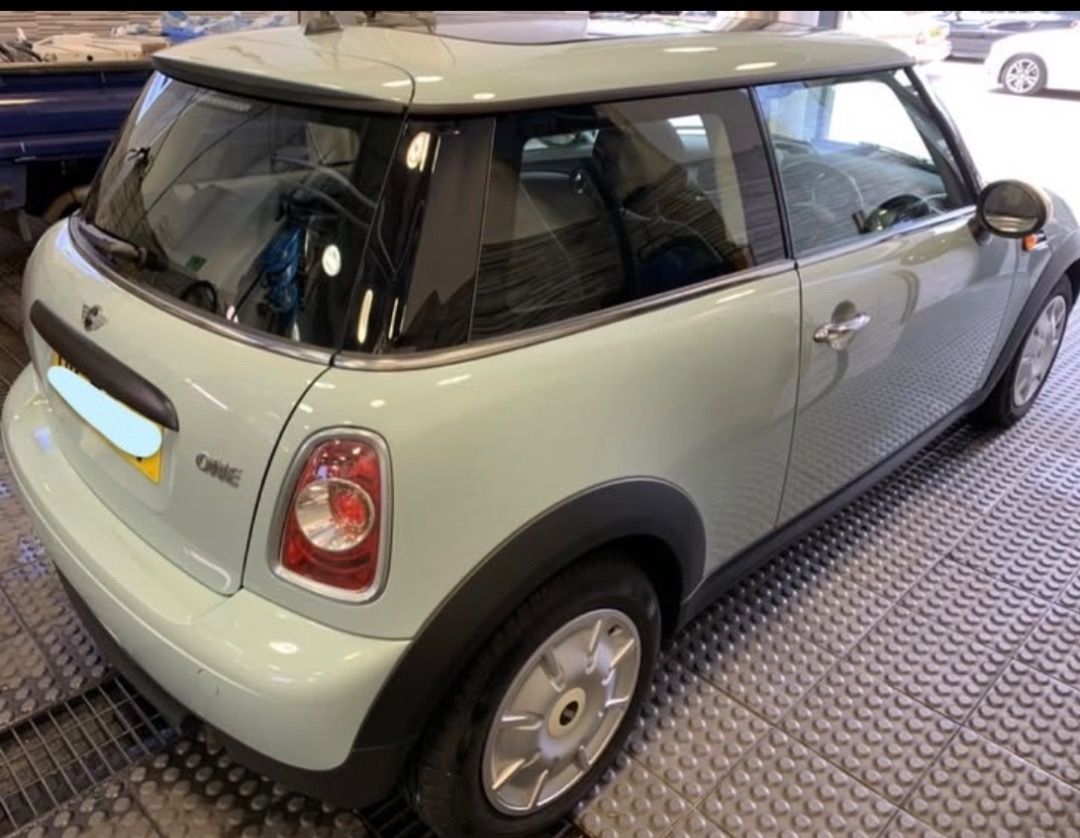 MINI One 1.2 3-Dr Manual （分類：車輛放售）位於 Hong Kong。 由 stacy05568 提交（商品編號 1461341678，圖片 3）。簡介： Fantastic little car for zooming around HK! Very Fuel efficient, solid built and fun to drive. Original owner. Used just on weekends. Very LOW milage @ 24,200kms, comes w/ sun roof and CD player. Always stored in the garage. Custom colour MINI Cooper ONE, Standard shift stick - Manual. Regular oil changes, new brake pads just put in, upgraded to bigger wheel