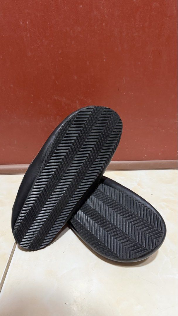 MNLA Clogs Plaid Lined Slippers (Category: Slippers and slides) located in Manila. Submitted by sneakspxxks (Listing ID 1461442316, Image 3). Description: - Cozy plaid slippers with plush faux fur lining - Easy slip-on style with a secure heel strap - Durable soles with excellent grip for safety - Ideal for comfortable lounging at home - Pre-loved condition, showing minimal signs of wear but plenty of life remaining.