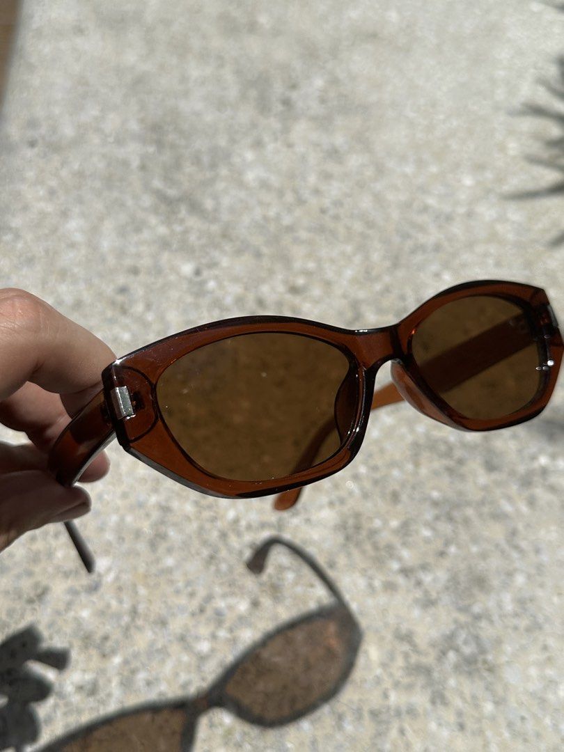 MODERNO Brown Oval Sunglasses with Case (Category: Sunglasses & Eyewear) located in Pasig City. Submitted by AlbertCruz97 (Listing ID 1461365325, Image 1). Description: - Brown oval sunglasses - Translucent brown plastic frames - Tinted brown lenses - Includes original MODERNO box - Classic, versatile style - Ideal for sunny weather -Uv 400.