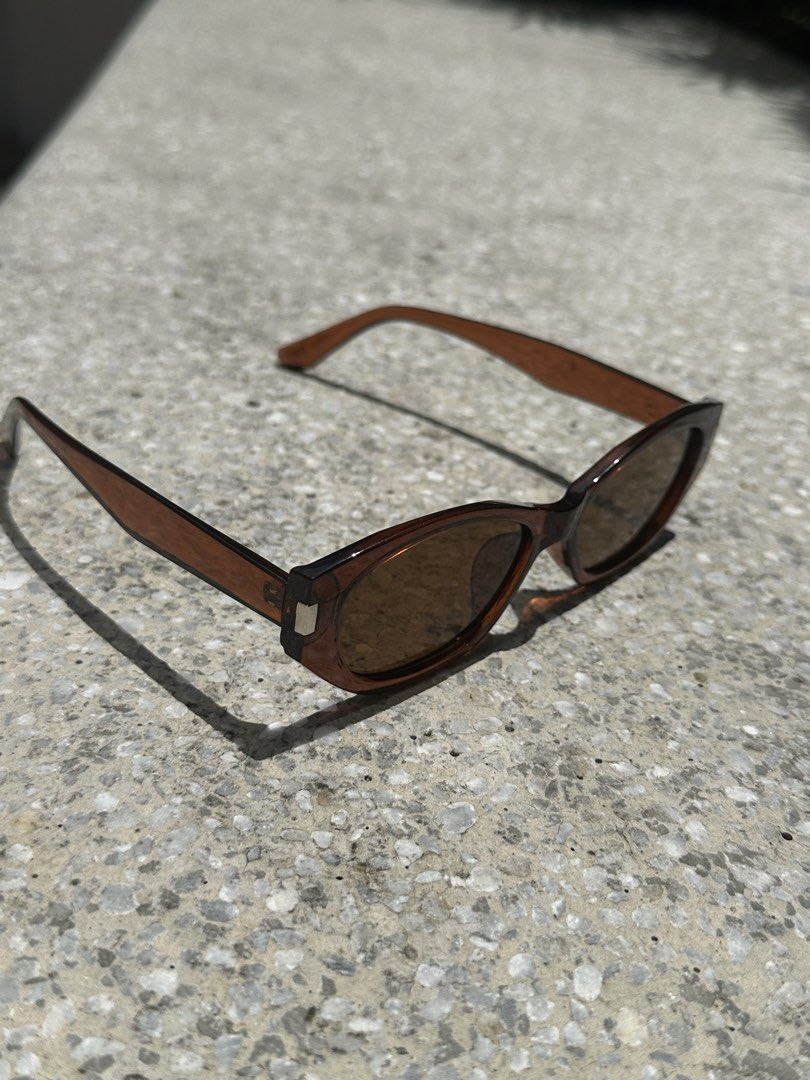 MODERNO Brown Oval Sunglasses with Case (Category: Sunglasses & Eyewear) located in Pasig City. Submitted by AlbertCruz97 (Listing ID 1461365325, Image 2). Description: - Brown oval sunglasses - Translucent brown plastic frames - Tinted brown lenses - Includes original MODERNO box - Classic, versatile style - Ideal for sunny weather -Uv 400.