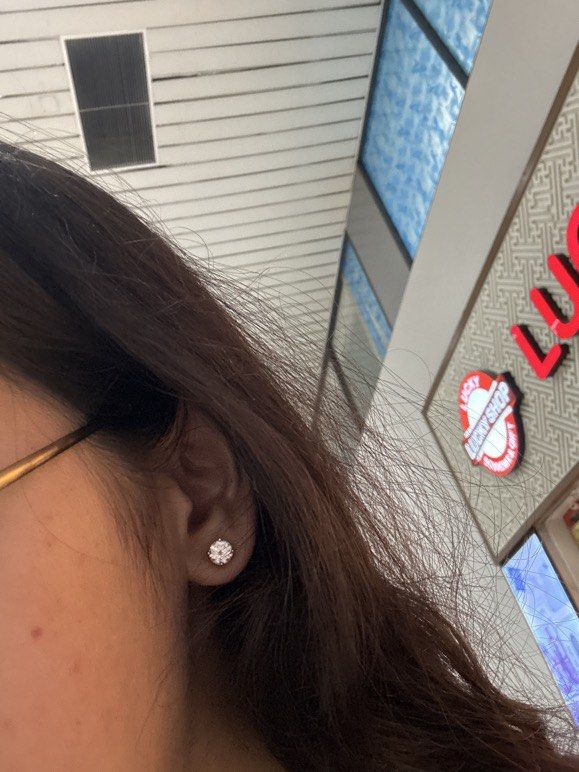 MOISSANITE EARRINGS (Category: Earrings) located in Lapu Lapu. Submitted by hehehdhsjs (Listing ID 1461512717, Image 2). Description: only left earrings.