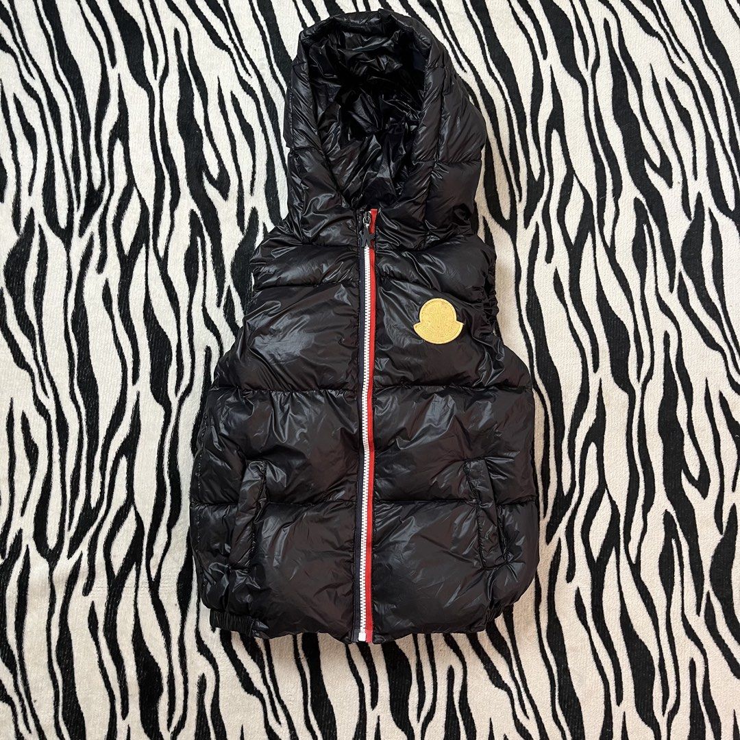 Moncler puffer (Category: Coats, Jackets and Outerwear) located in Manila. Submitted by royaldripmanila (Listing ID 1461433173, Image 1). Description: No issue W17 L20.