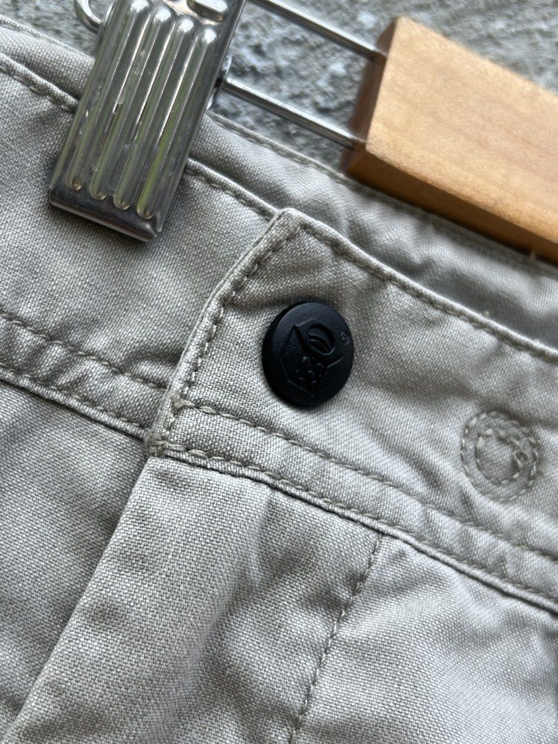 Mountain hardwear cargo shorts (Category: Tshirts & Polo Shirts ) located in Santa Catalina. Submitted by zthrift54351 (Listing ID 1461357472, Image 3). Description: Mountain hardwear cargo short Dimes: 34x22 Condition: Good Issue: None Pm to avail !.